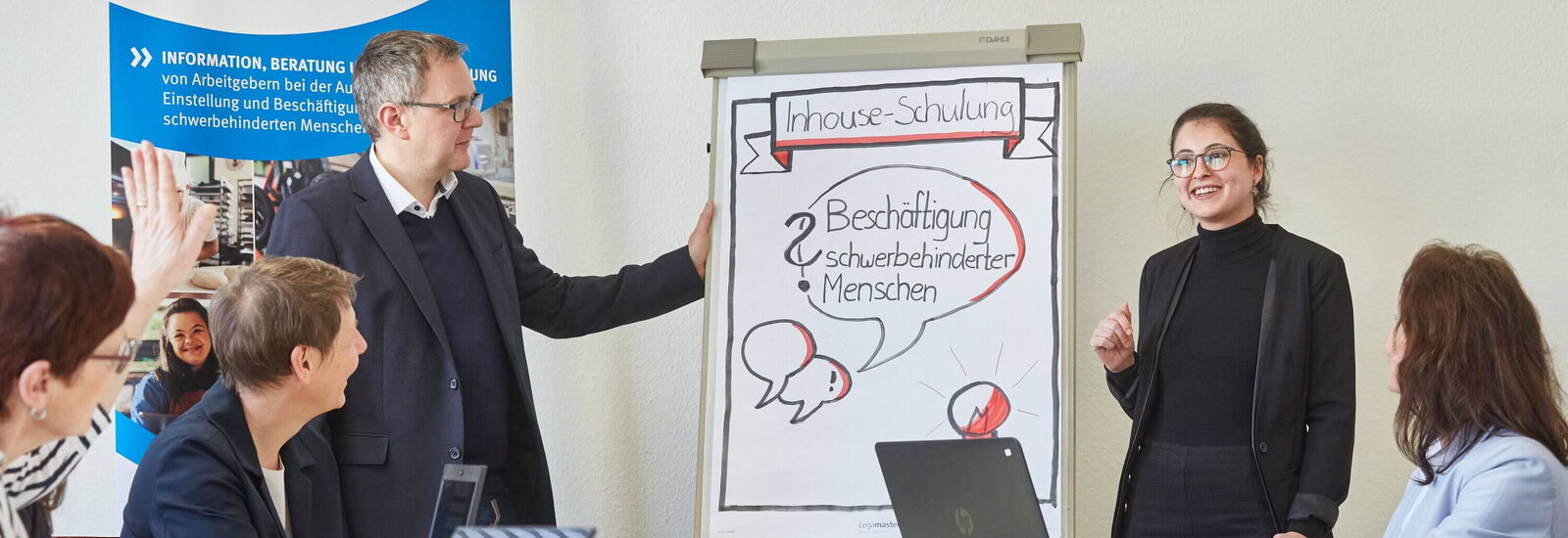 Eine EAA-Expertin und ein EAA-Experte halten einen Workshop
