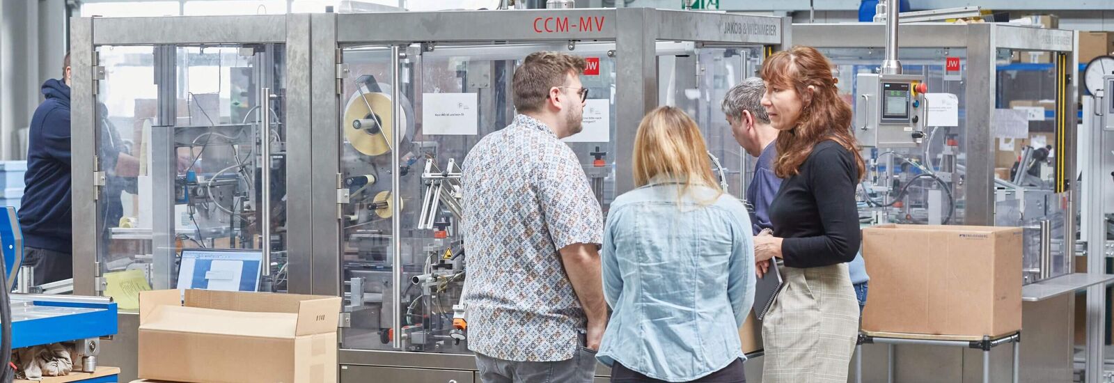 Eine EAA-Expertin ist bei einem Unternehmen vor Ort