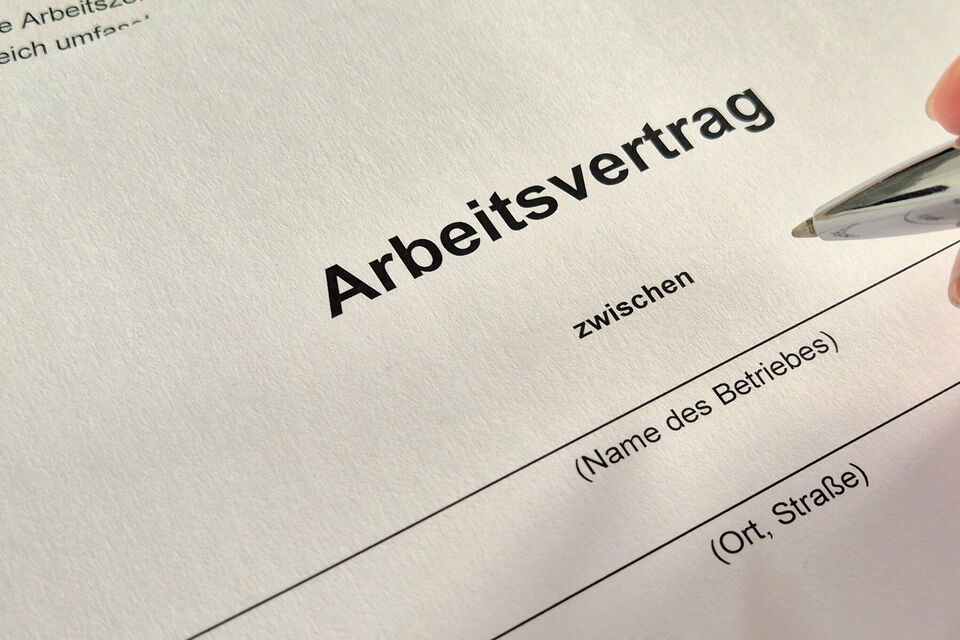 Ein Arbeitsvertrag wird unterzeichnet