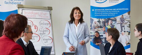 Eine EAA-Expertin führt einen Workshop durch