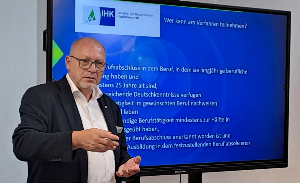 Günther Brecht, Vertreter der Industrie- und  Handelskammer, informierte über das Berufsvalidierungsgesetz.