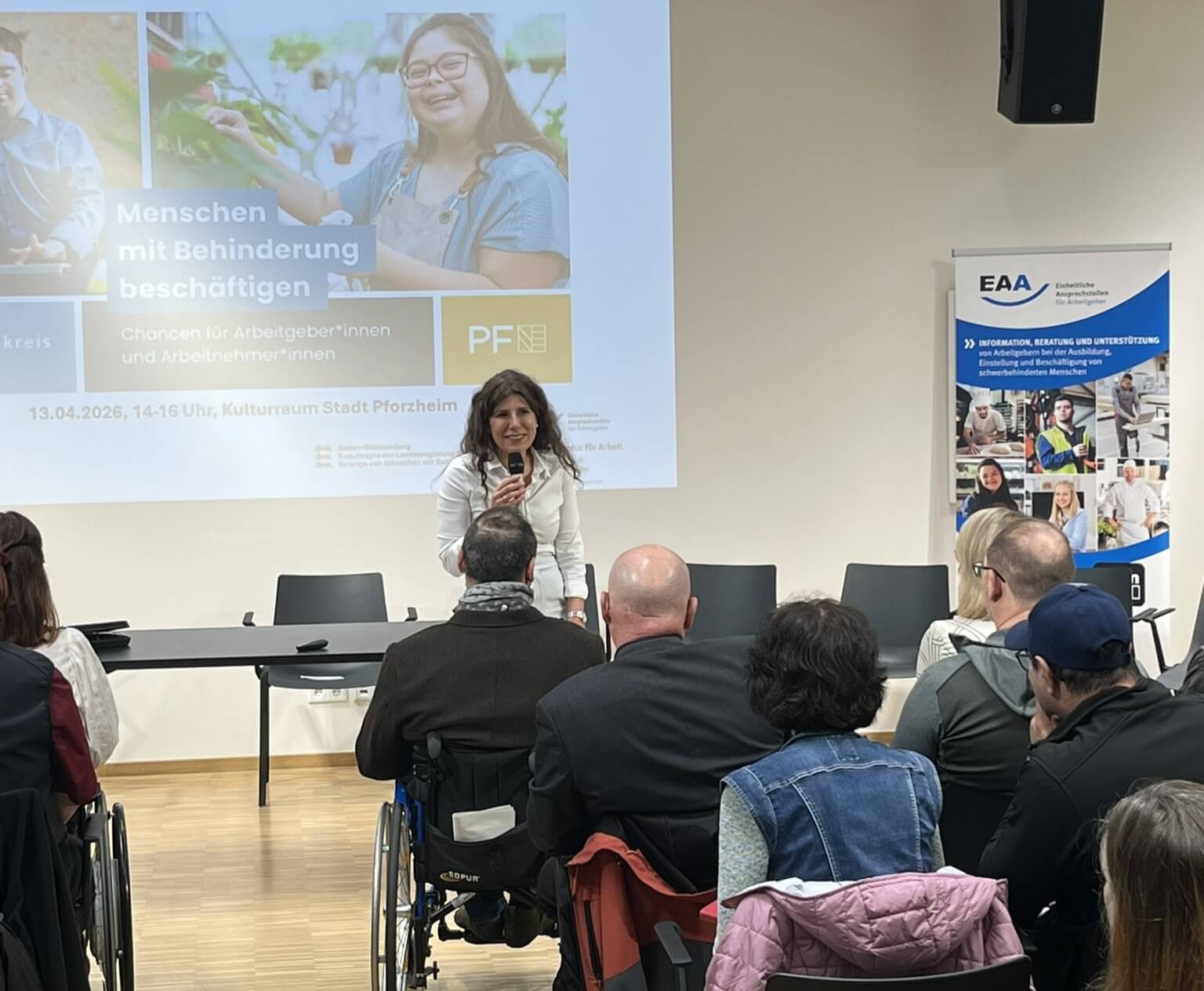 Eine Expertin hält einen Vortrag vor den Teilnehmenden der Veranstaltung